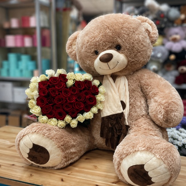 Букет цветов "51 роза в виде сердца и большой медведь"
